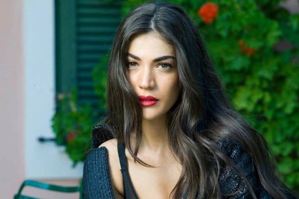 Akou Sopa review - Ivi Adamou (OFFICIAL MUSIC VIDEO)
