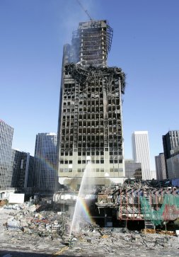 MD68. MADRID, 14.02.05.- Vista tomada hoy desde el Ministerio de Fomento, del rascacielos Windsor, todavía humeante tras el incendio del pasado sábado. El edificio Windsor, de 106 metros de altura, será derruido ya que ha sufrido daños irreversibles.- EFE/Pedro López